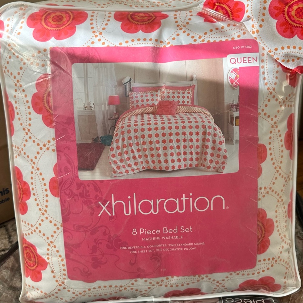 BRAND NEW 8 PIECE QUEEN SIZE BEDDING